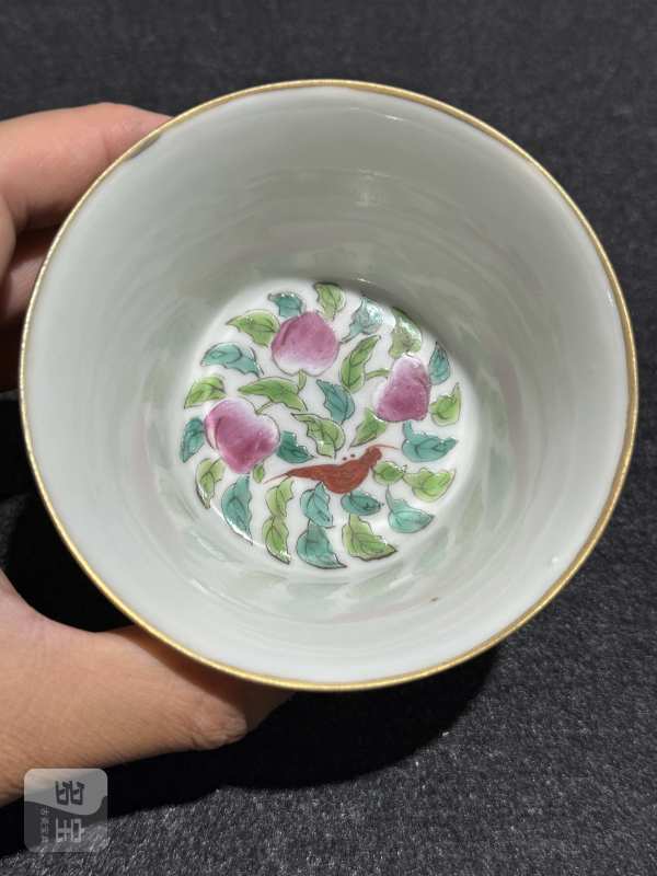 清嘉庆 粉彩人物故事图马蹄杯 - 图6